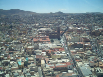 Aussicht der über die Stadt schwebende Seilbahn